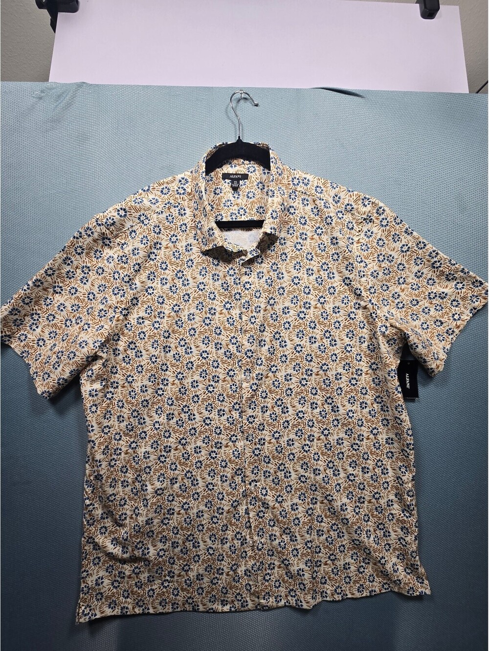 Alfani patterned short sleeve button shirt **Brand New W/Tags**